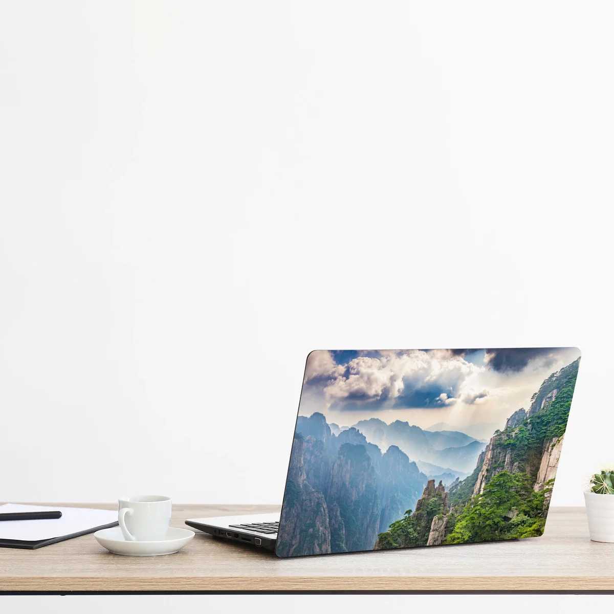 Naklejka na laptopa mglista sceneria górskich klifów z promieniami słońca Naklejka na laptopa mglista sceneria górskich klifów z promieniami słońca