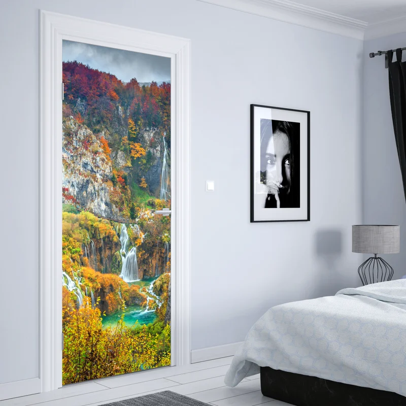 Türaufkleber herbstliche wasserfälle in einem farbenfrohen wald