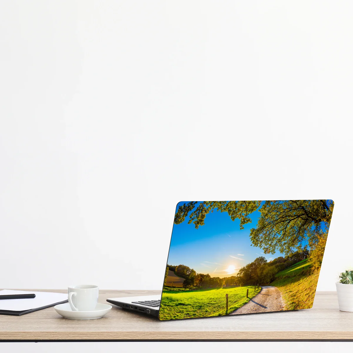 Laptop-Aufkleber sonnenbeschienene wiese mit landweg bei sonnenuntergang Laptop-Aufkleber sonnenbeschienene wiese mit landweg bei sonnenuntergang