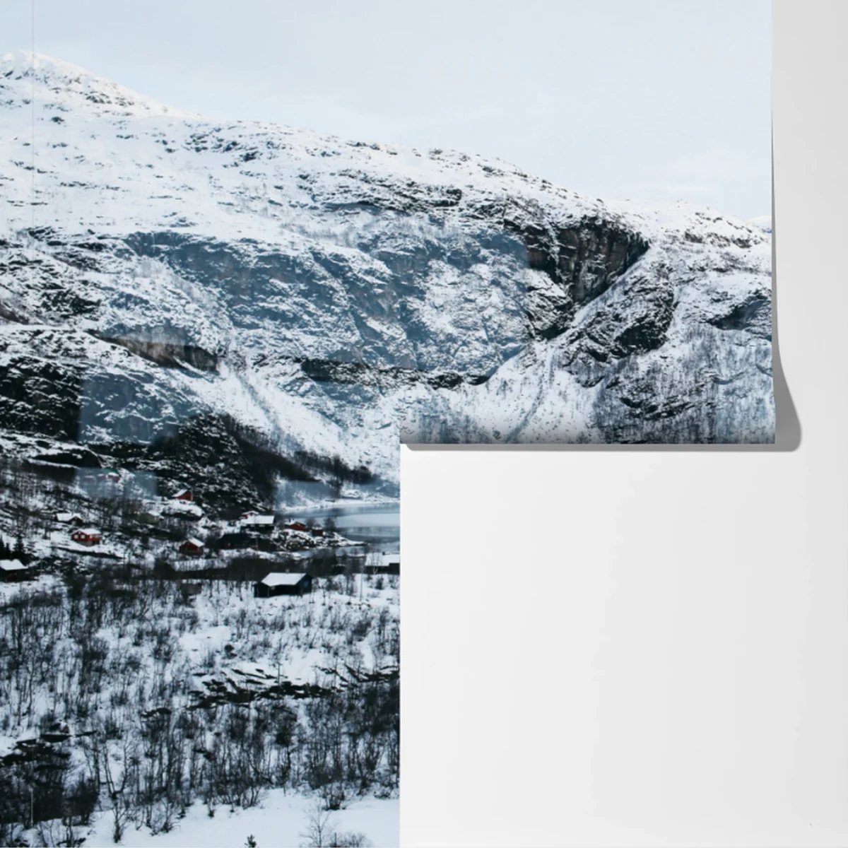 Fototapete ruhige winterliche berglandschaft über zugefrorenem see Fototapete ruhige winterliche berglandschaft über zugefrorenem see