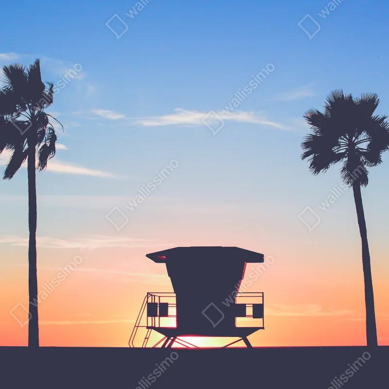 Leinwandbild sonnenuntergang am strand mit palmen und rettungsturm Leinwandbild sonnenuntergang am strand mit palmen und rettungsturm