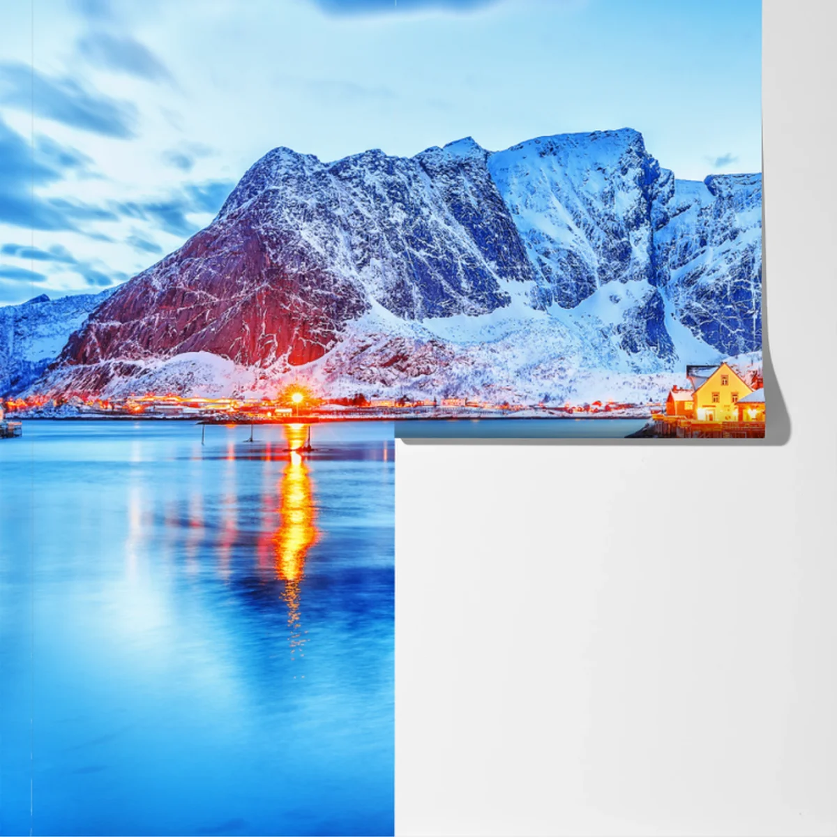 Fototapeta zaśnieżona nadmorska wioska u stóp gór Fototapeta zaśnieżona nadmorska wioska u stóp gór