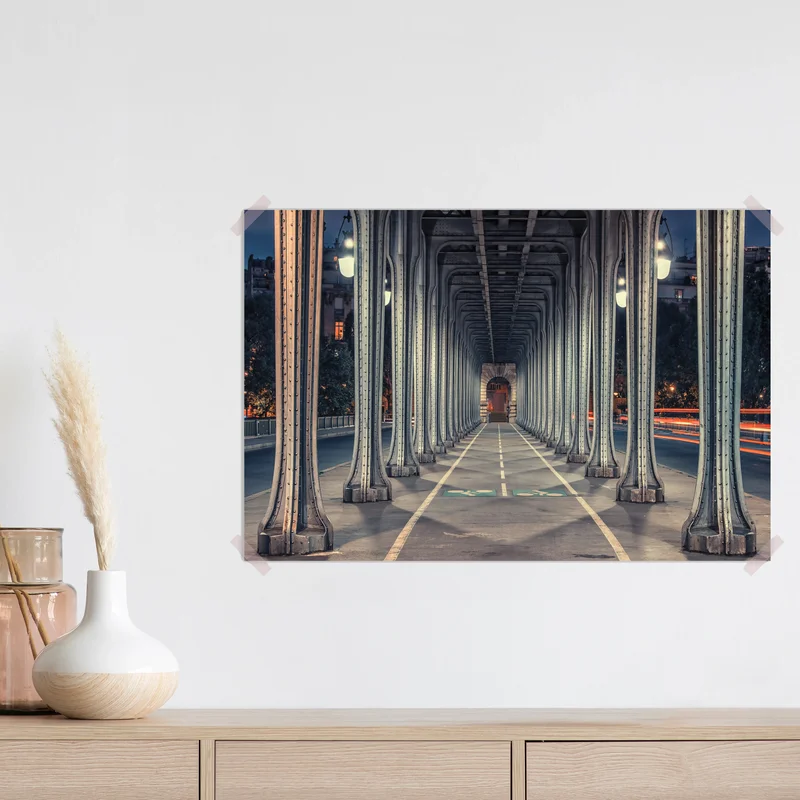 Poster symmetrischer stahlkorridor einer brücke bei nacht Poster symmetrischer stahlkorridor einer brücke bei nacht