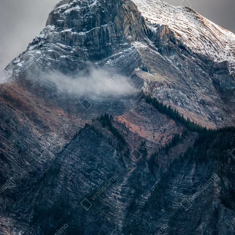 Fensteraufkleber dramatischer alpiner gipfel im nebel Fensteraufkleber dramatischer alpiner gipfel im nebel