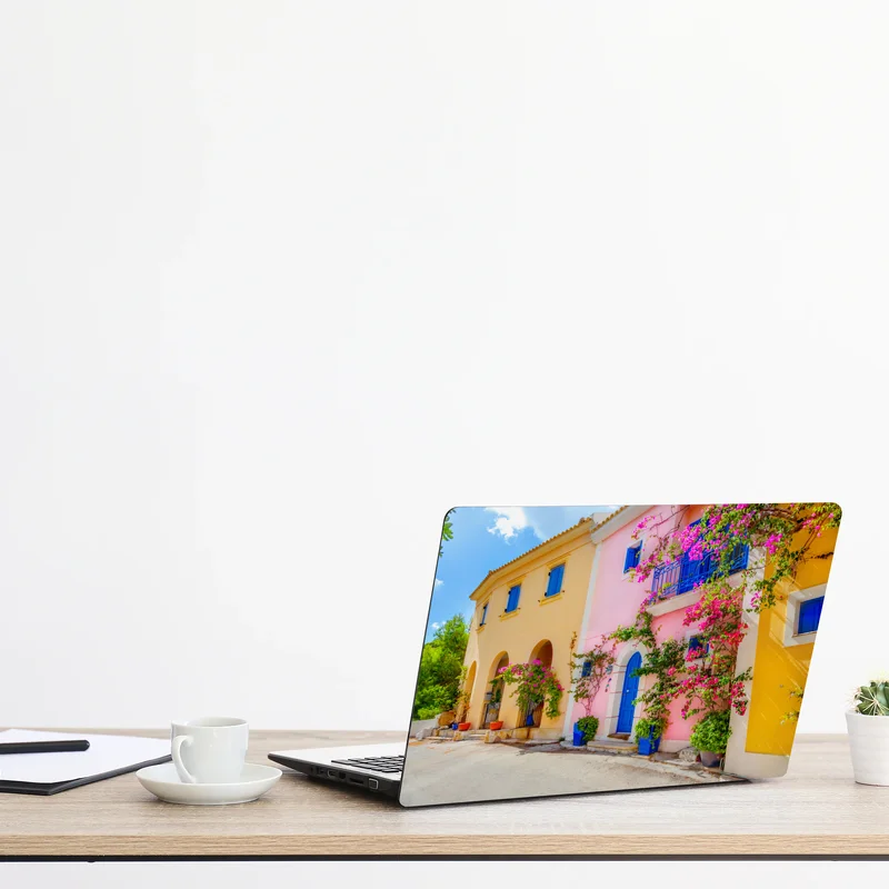 Naklejka na laptopa kolorowa ulica na Kefalonii