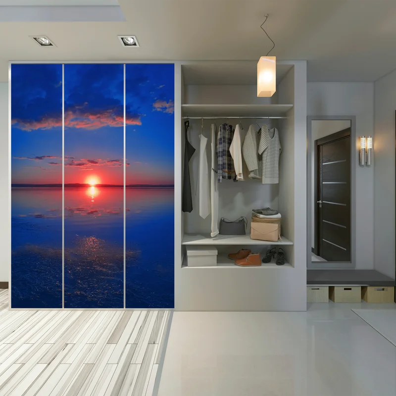 Schrankaufkleber sonnenuntergang über ruhigem meer mit lebendiger spiegelung