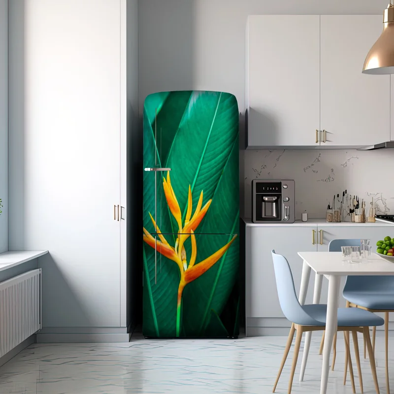 Kühlschrankaufkleber leuchtende tropische paradiesvogelblume auf grünen blättern Kühlschrankaufkleber leuchtende tropische paradiesvogelblume auf grünen blättern