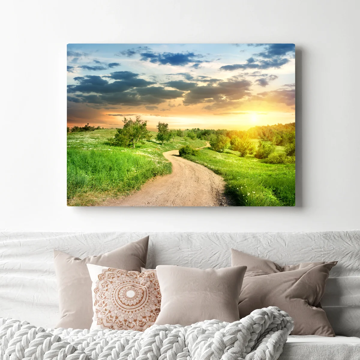 Leinwandbild sonnenuntergang über einem feldweg durch grüne wiese Leinwandbild sonnenuntergang über einem feldweg durch grüne wiese