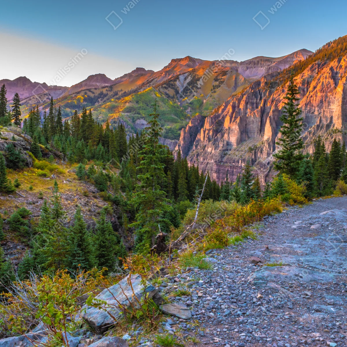 Laptop-Aufkleber alpiner wanderweg im sonnenuntergang Laptop-Aufkleber alpiner wanderweg im sonnenuntergang