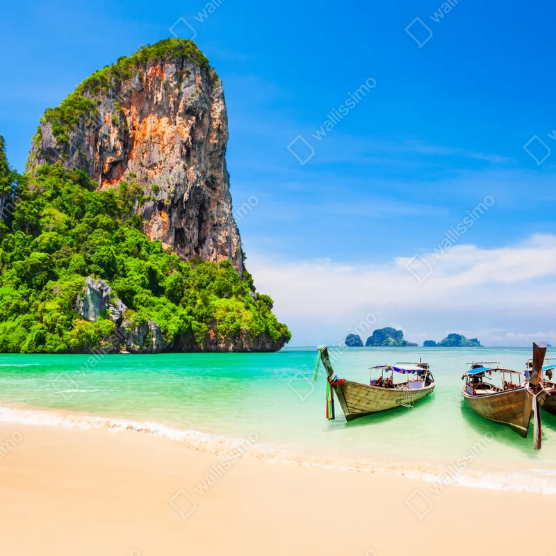 Leinwandbild tropischer strand mit traditionellen booten in Thailand Leinwandbild tropischer strand mit traditionellen booten in Thailand
