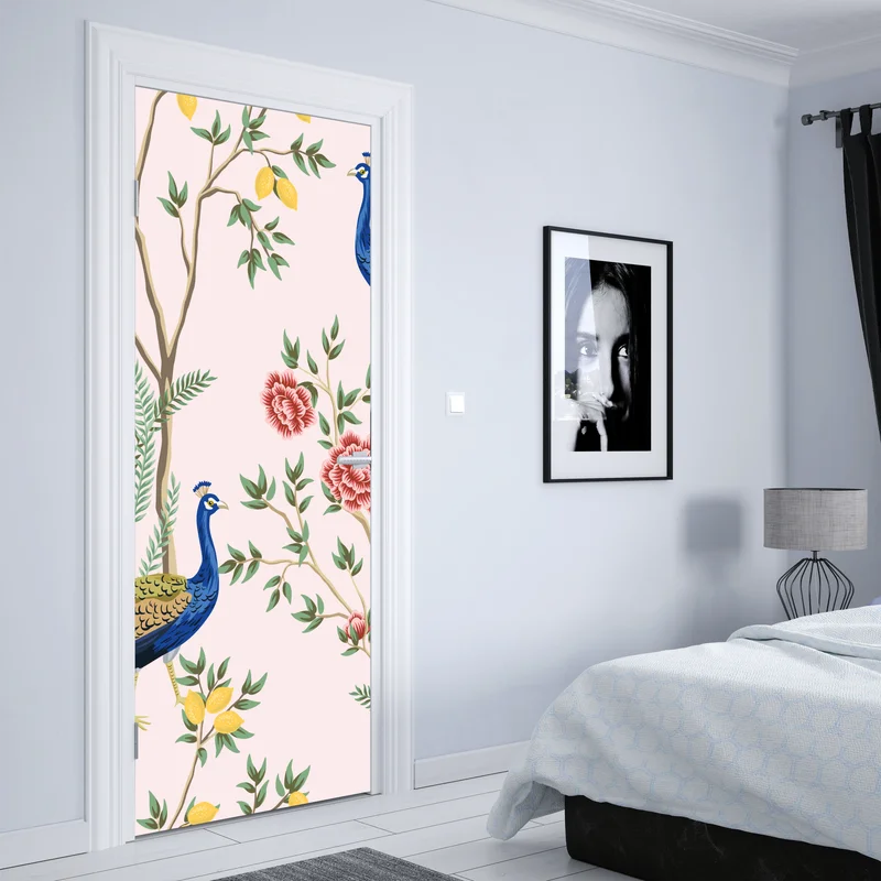 Türaufkleber elegantes pfau- und blumenmuster auf rosa hintergrund