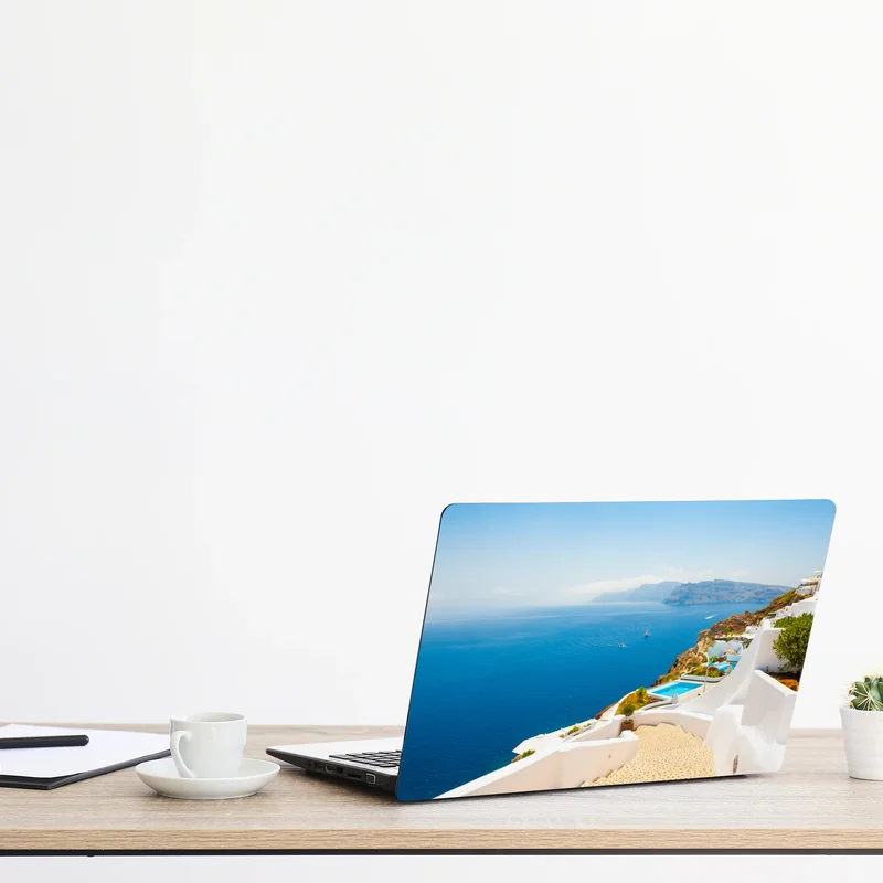 Naklejka na laptopa Santorini widok na wybrzeże z białą architekturą