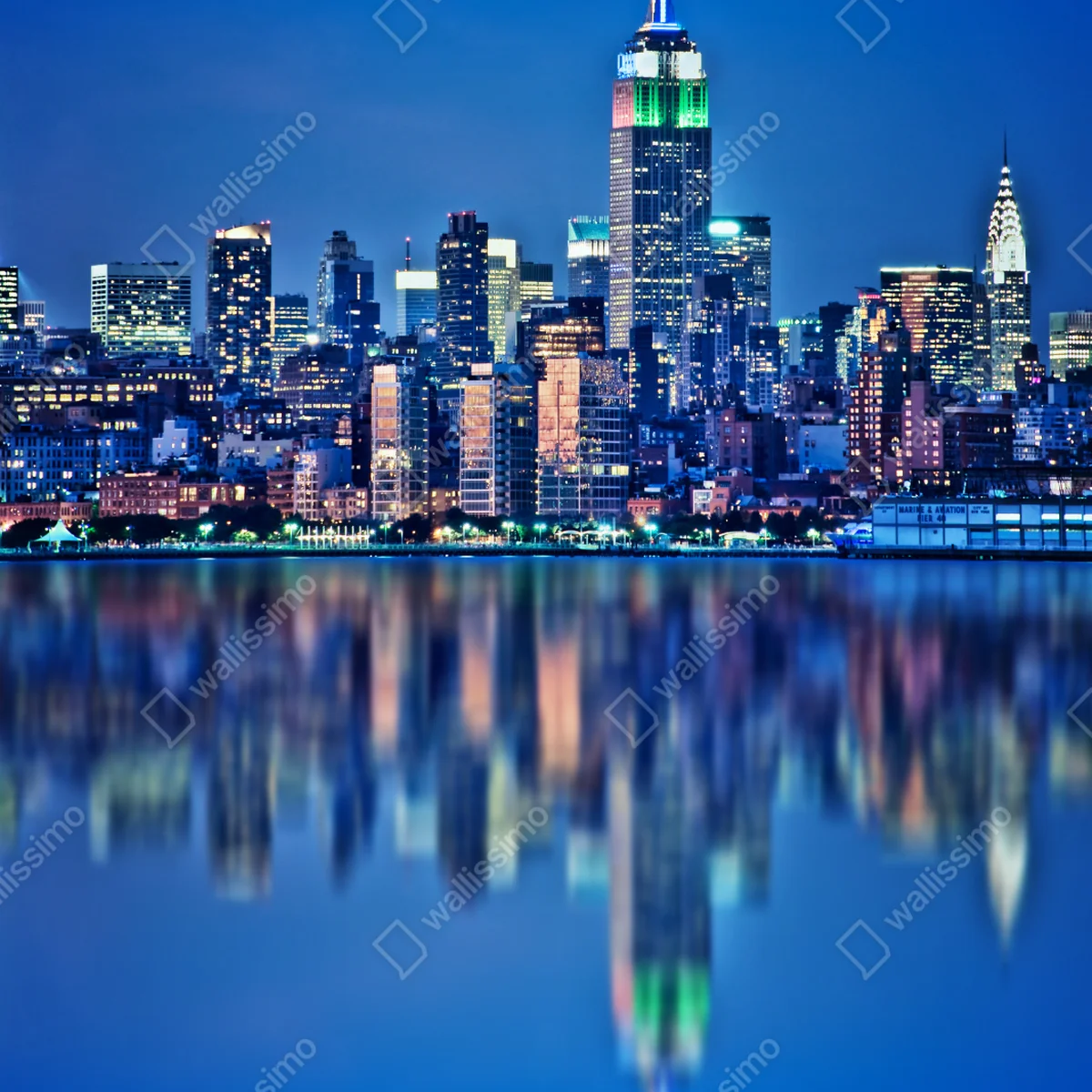 Repositionierbarer Aufkleber New York skyline bei nacht mit spiegelung Repositionierbarer Aufkleber New York skyline bei nacht mit spiegelung