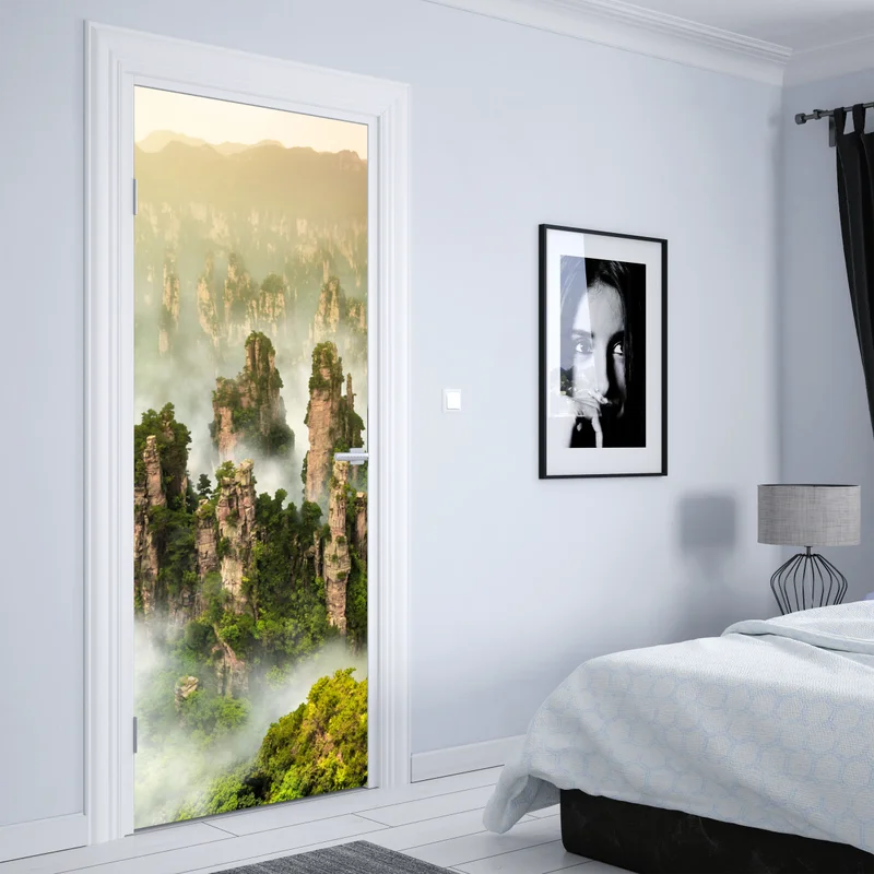 Türaufkleber neblige säulen von Zhangjiajie