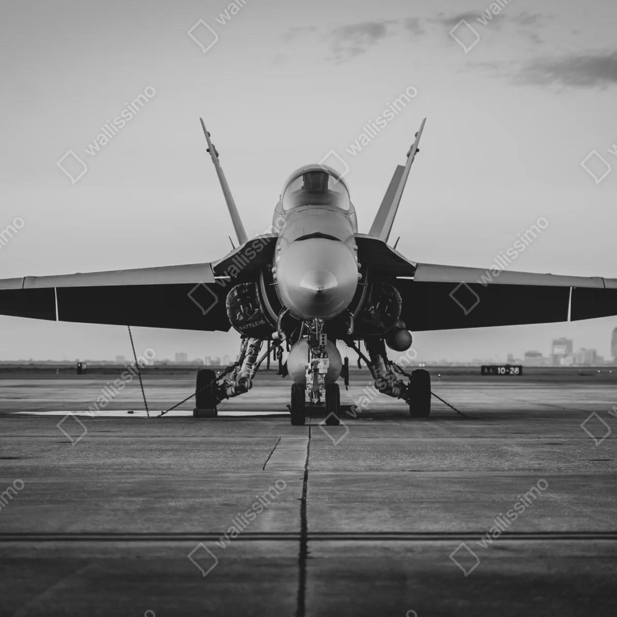 Fototapete kampfflugzeug auf der startbahn Fototapete kampfflugzeug auf der startbahn