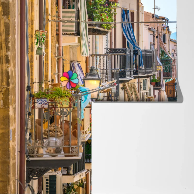 Fototapete sonnige gasse mit meerblick und balkonen Fototapete sonnige gasse mit meerblick und balkonen