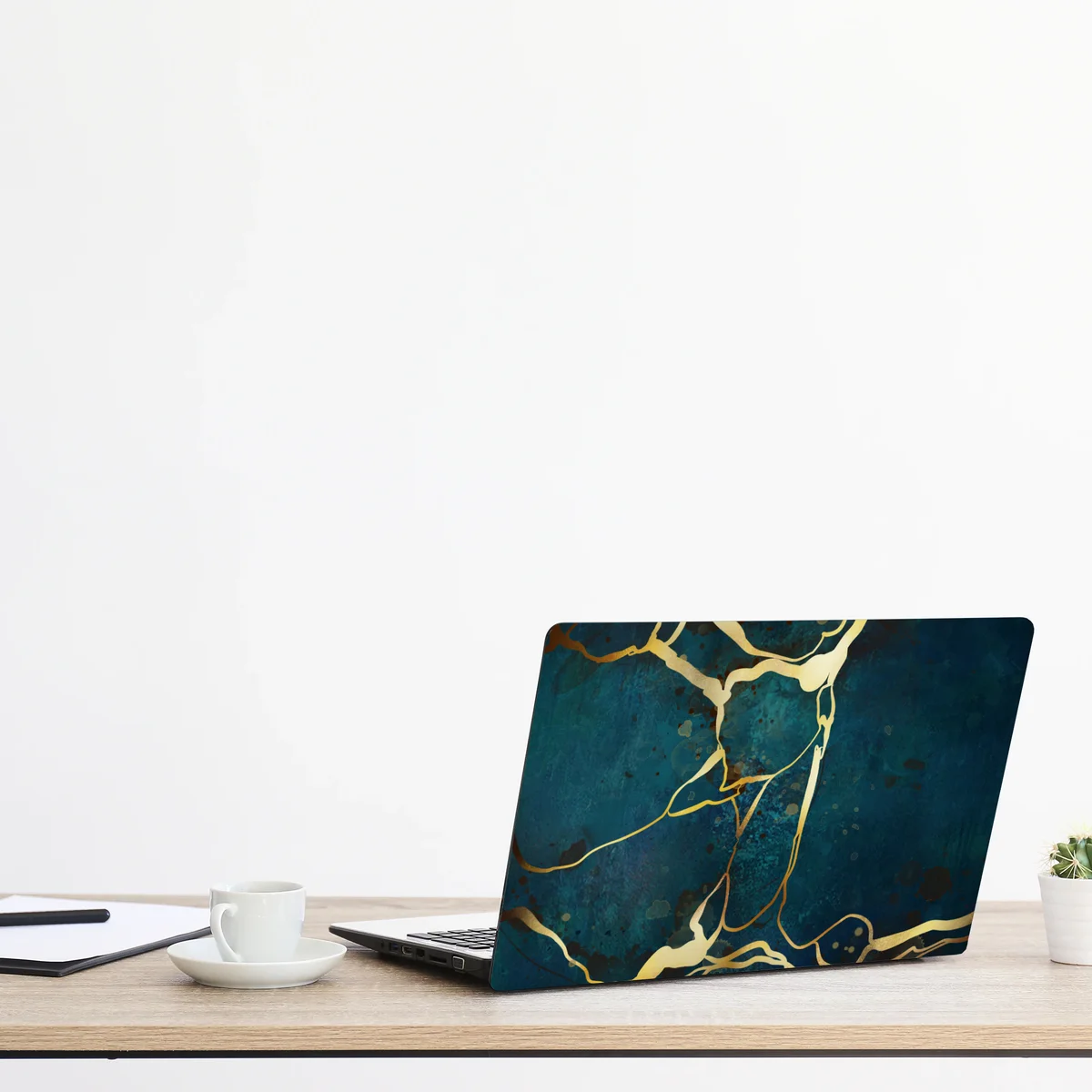 Naklejka na laptopa turkusowo-złota abstrakcja ze złotymi żyłami Naklejka na laptopa turkusowo-złota abstrakcja ze złotymi żyłami