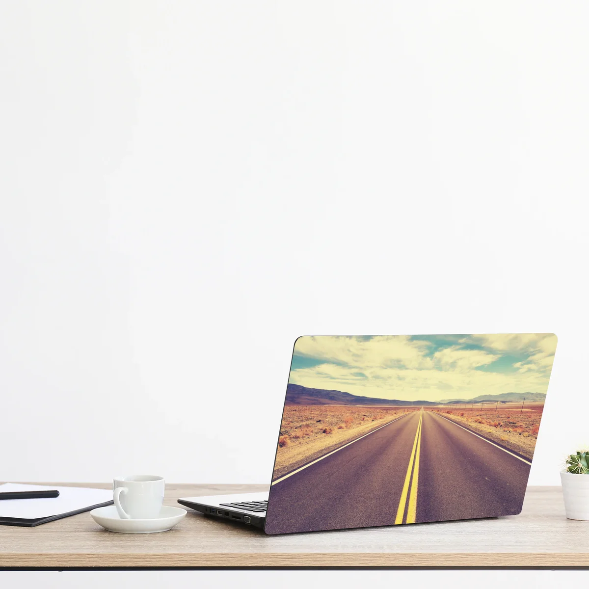 Naklejka na laptopa vintageowa droga przez pustynię, Dolina Śmierci Naklejka na laptopa vintageowa droga przez pustynię, Dolina Śmierci