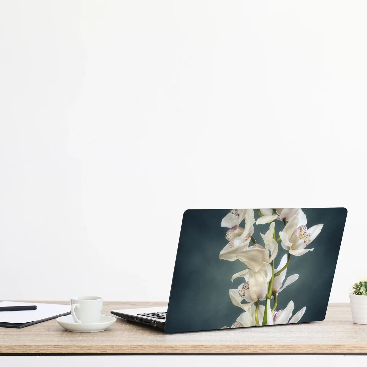 Laptop-Aufkleber zarte weiße orchideen vor gedämpftem hintergrund Laptop-Aufkleber zarte weiße orchideen vor gedämpftem hintergrund