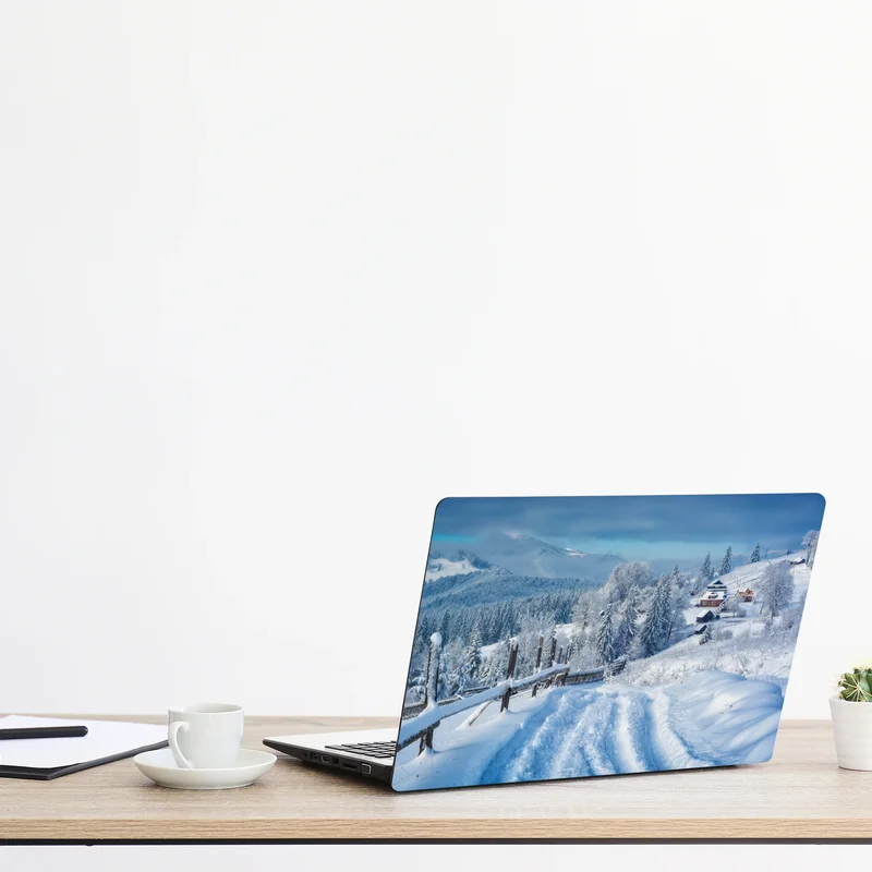 Naklejka na laptopa zimowa ścieżka do alpejskiej wioski