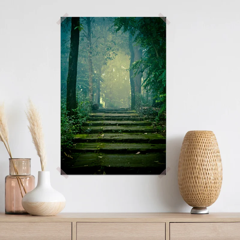 Poster moosbedeckte steintreppe in den nebligen wald Poster moosbedeckte steintreppe in den nebligen wald