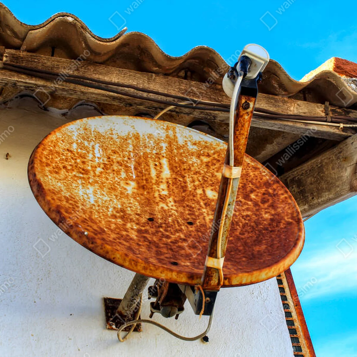 Leinwandbild Alte Satellitenschüssel in einem spanischen Haus • Leinwandbilder bei Wallnifity® Leinwandbild Alte Satellitenschüssel in einem spanischen Haus • Leinwandbilder bei Wallnifity®