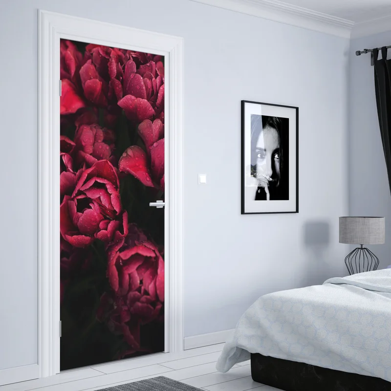 Türaufkleber tiefrote blüten mit wassertropfen Türaufkleber tiefrote blüten mit wassertropfen