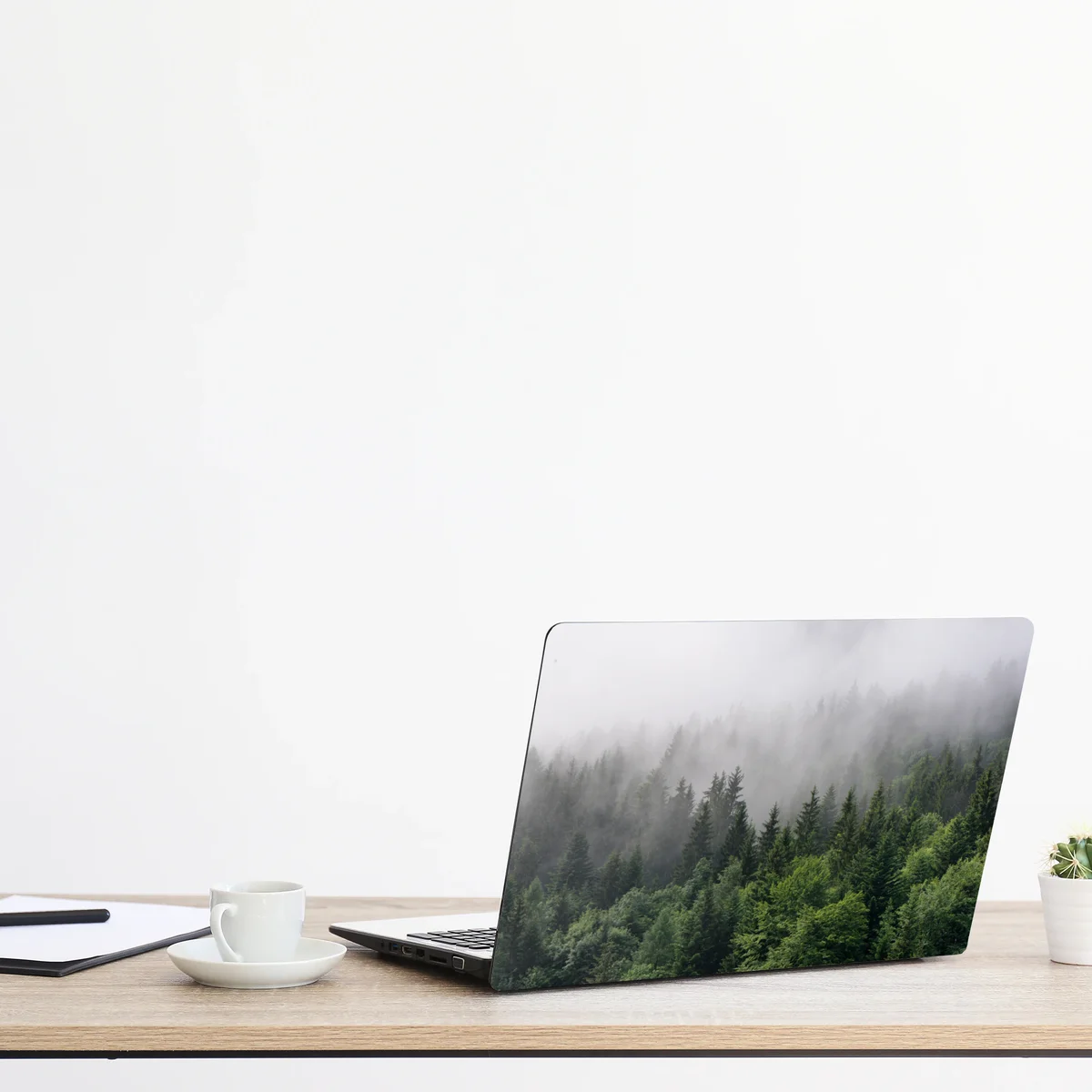 Naklejka na laptopa mglisty las iglasty panorama Naklejka na laptopa mglisty las iglasty panorama