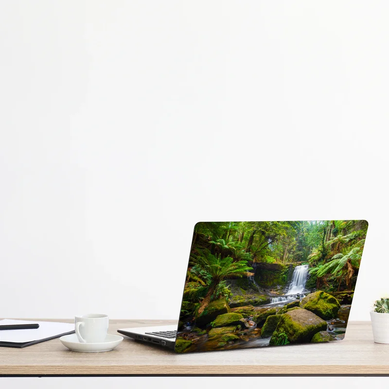 Naklejka na laptopa bujny leśny wodospad Naklejka na laptopa bujny leśny wodospad