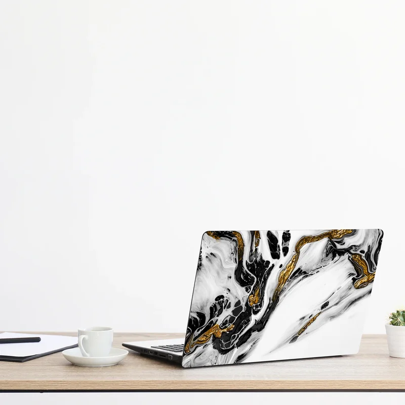 Naklejka na laptopa czarno-biała abstrakcja ze złotymi żyłami