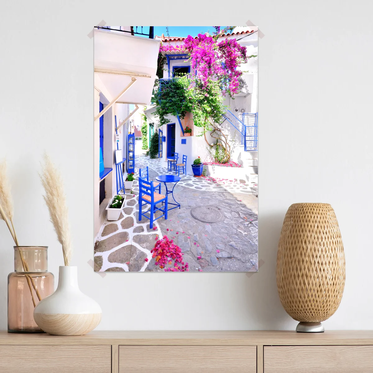 Poster sonnige gasse mit blauen stühlen Poster sonnige gasse mit blauen stühlen