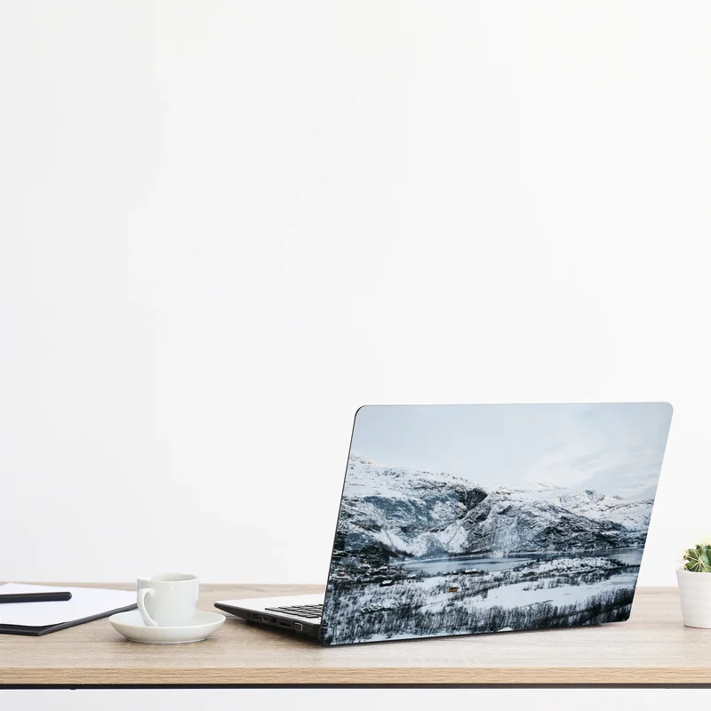 Laptop-Aufkleber ruhige winterliche berglandschaft über zugefrorenem see