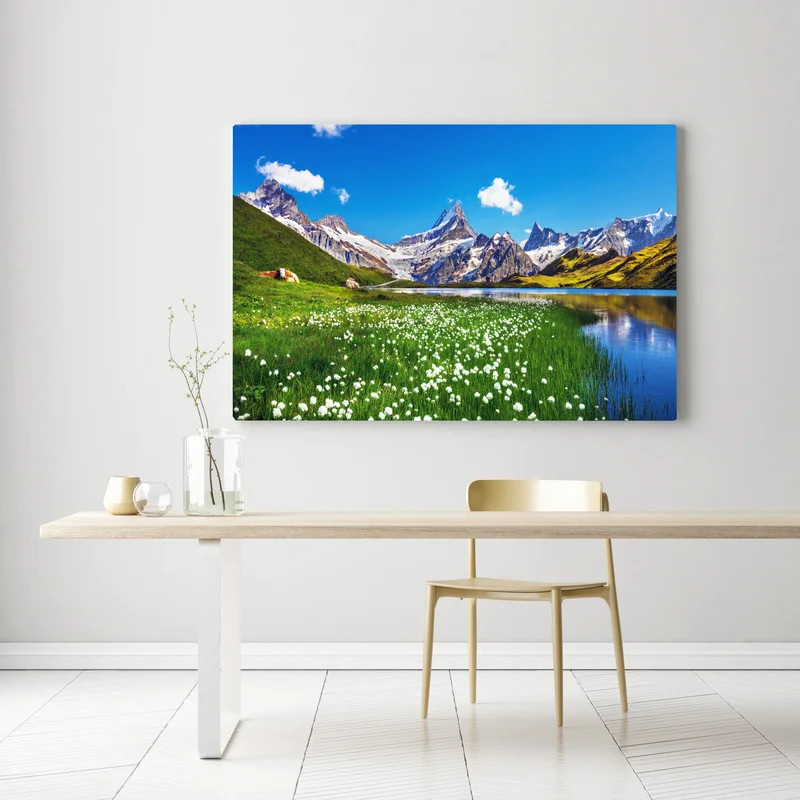 Leinwandbild alpensee mit blumenwiese und berggipfeln Leinwandbild alpensee mit blumenwiese und berggipfeln