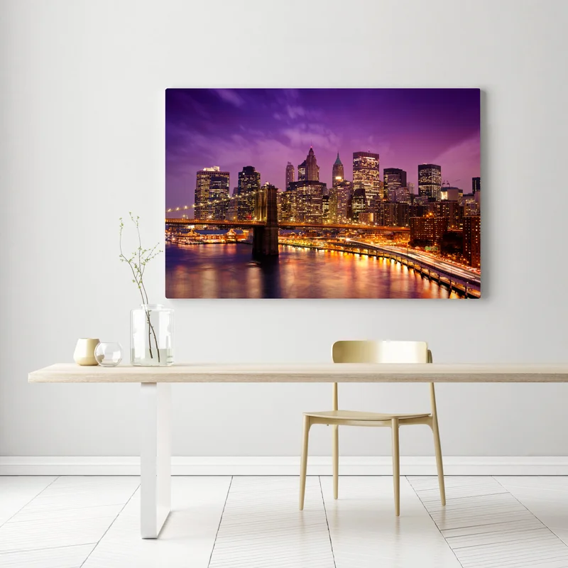 Leinwandbild violette skyline über leuchtender stadt und brücke Leinwandbild violette skyline über leuchtender stadt und brücke