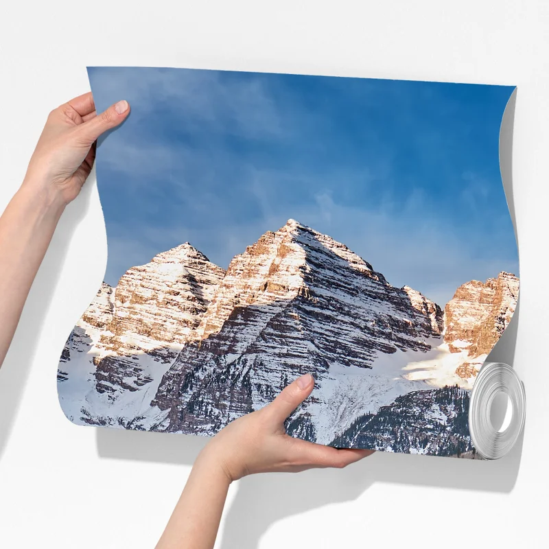 Fototapete ruhiger alpensee, der schneebedeckte gipfel und bunte herbstbäume spiegelt Fototapete ruhiger alpensee, der schneebedeckte gipfel und bunte herbstbäume spiegelt