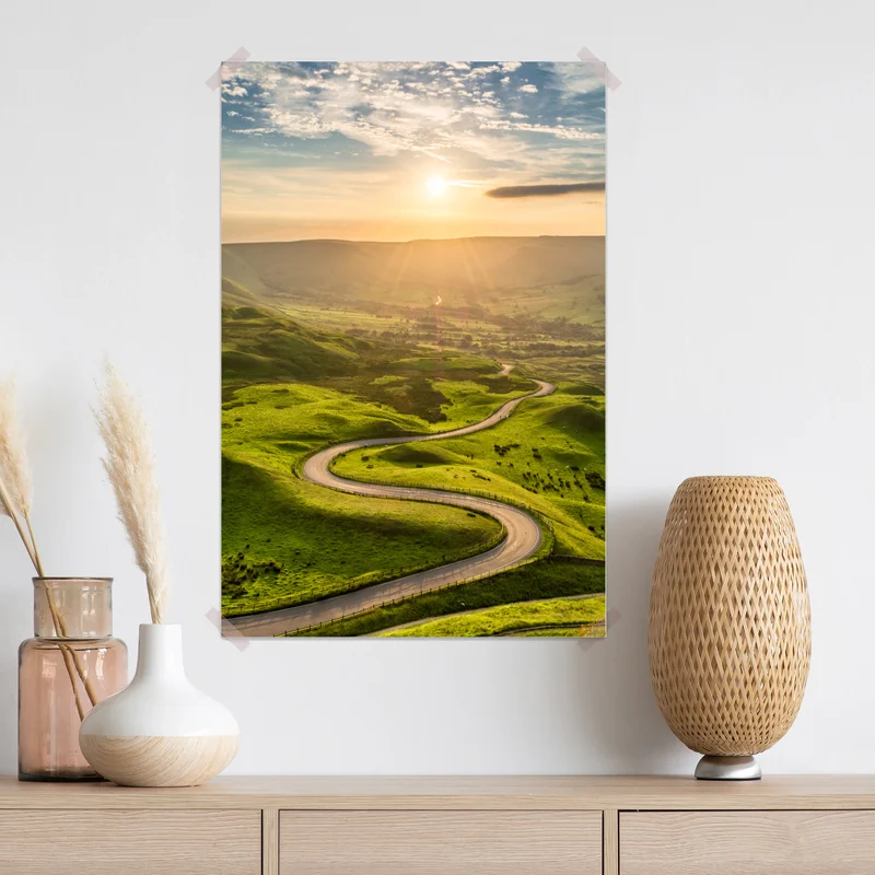 Poster goldener sonnenuntergang über einer geschwungenen landstraße Poster goldener sonnenuntergang über einer geschwungenen landstraße