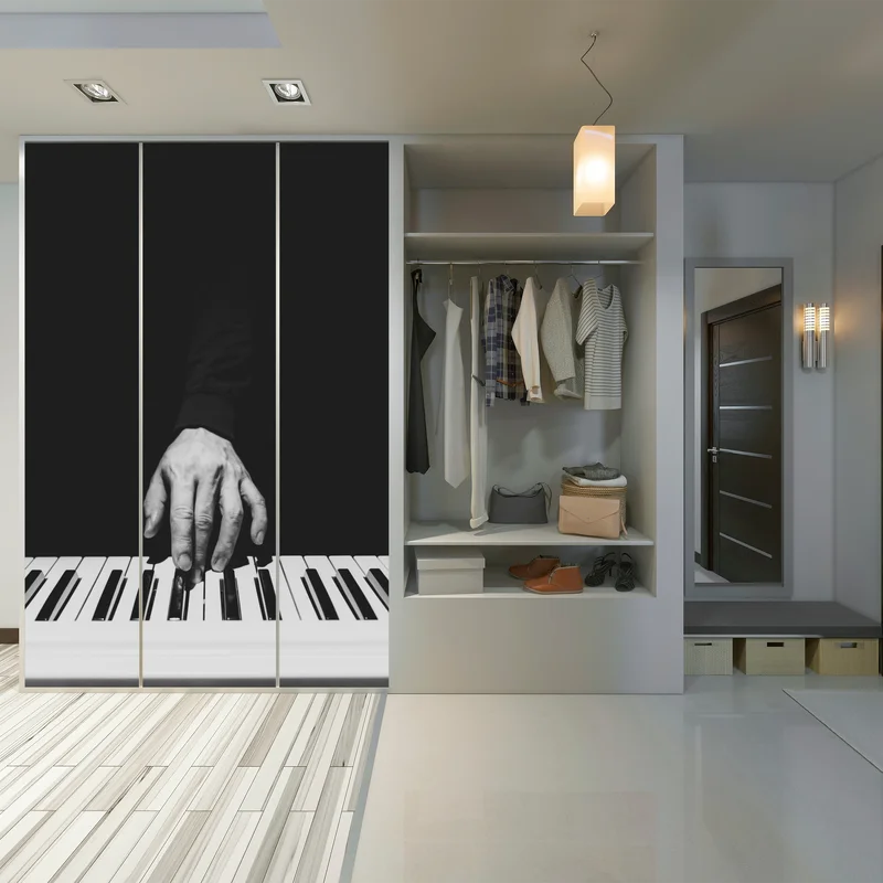 Schrankaufkleber monochromes nahaufnahme einer hand am klavier