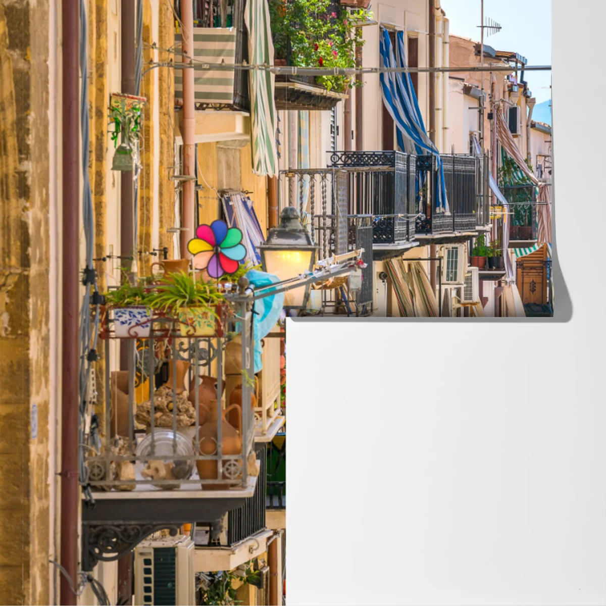 Fototapete sonnige gasse mit meerblick und balkonen Fototapete sonnige gasse mit meerblick und balkonen