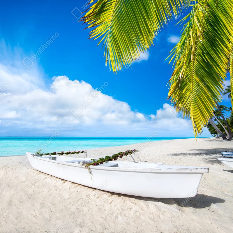 Fototapete tropischer strand in türkis mit palmen und booten Fototapete tropischer strand in türkis mit palmen und booten