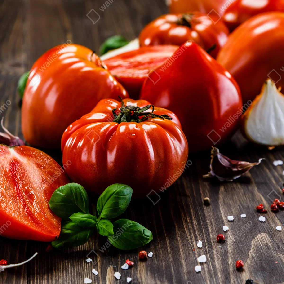 Repositionierbarer Aufkleber reife tomaten auf rustikalem holztisch Repositionierbarer Aufkleber reife tomaten auf rustikalem holztisch