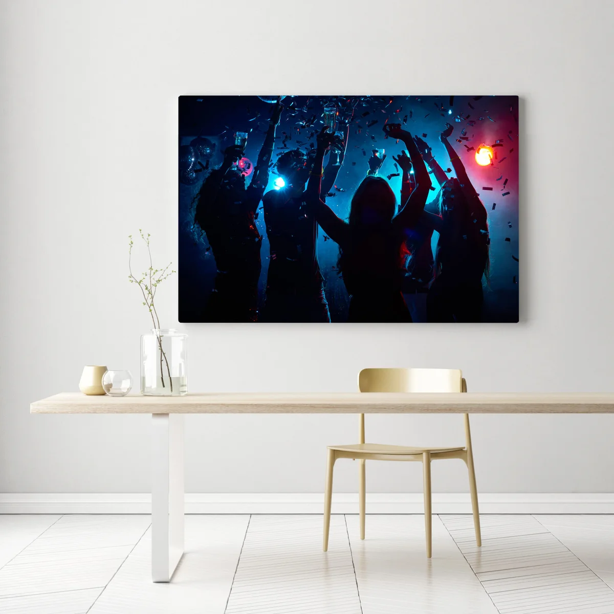 Leinwandbild Silhouette von jungen Menschen mit erhobenen Flöten, die Spaß haben und Clubbing • Leinwandbilder bei Wallnifity® Leinwandbild Silhouette von jungen Menschen mit erhobenen Flöten, die Spaß haben und Clubbing • Leinwandbilder bei Wallnifity®