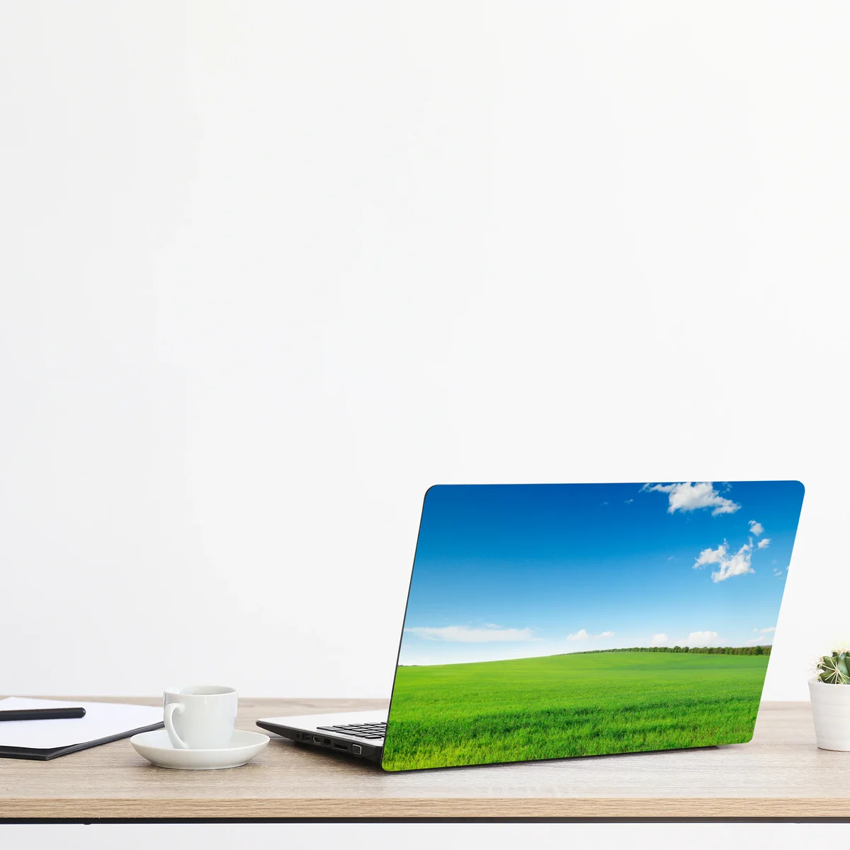 Laptop-Aufkleber ruhige grüne wiese unter blauem himmel Laptop-Aufkleber ruhige grüne wiese unter blauem himmel