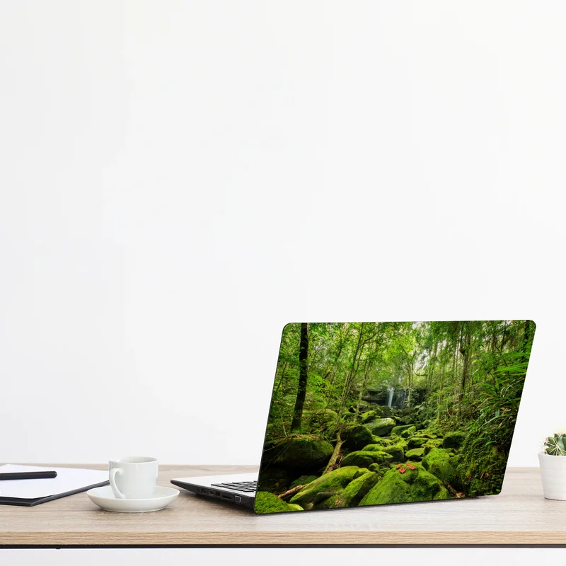 Laptop-Aufkleber üppiger moosbewachsener wasserfall im tropischen wald Laptop-Aufkleber üppiger moosbewachsener wasserfall im tropischen wald