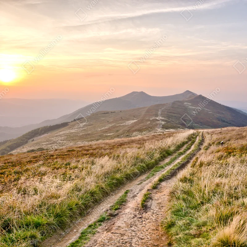 Fototapete goldener bergweg bei sonnenuntergang Fototapete goldener bergweg bei sonnenuntergang