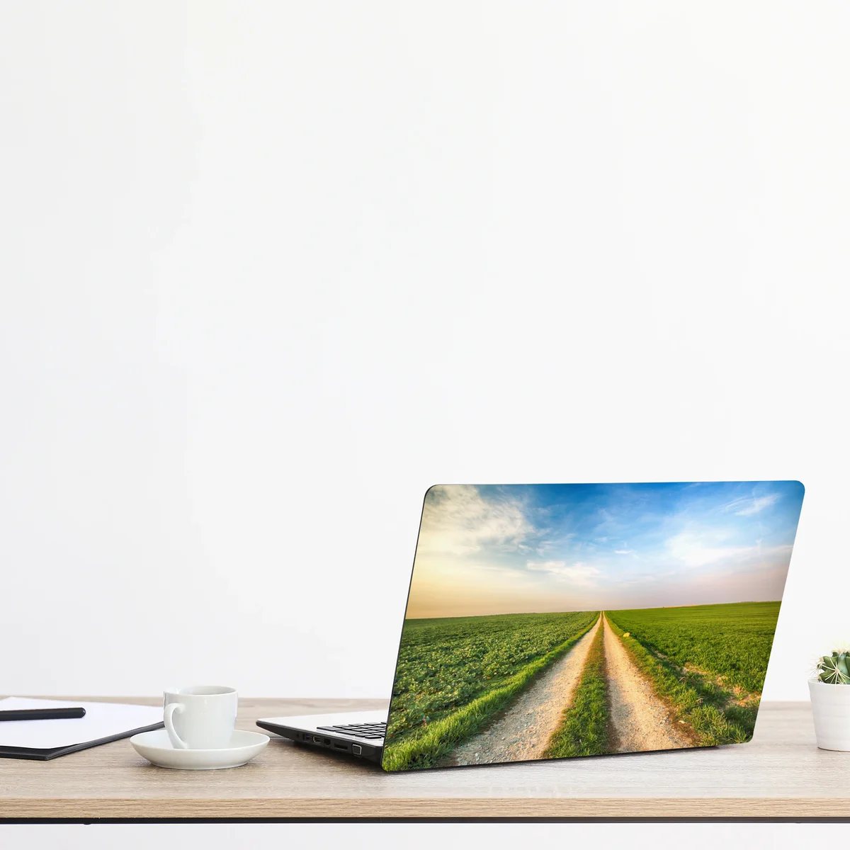 Laptop-Aufkleber feldweg durch grüne felder Laptop-Aufkleber feldweg durch grüne felder