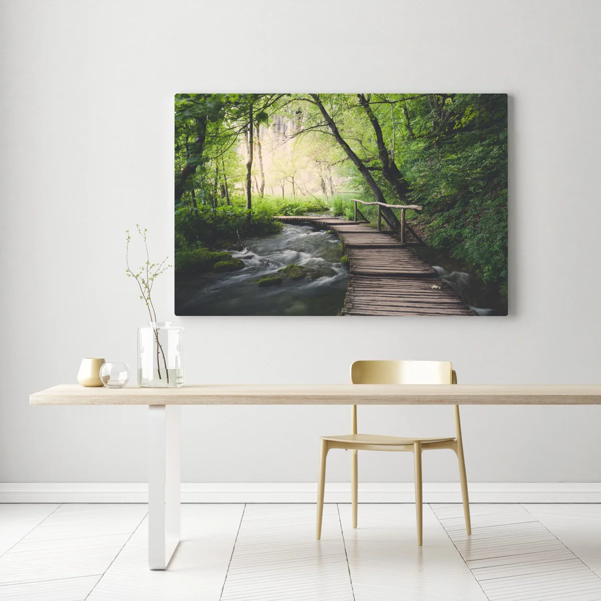 Leinwandbild ruhiger hölzerner steg durch grünen wald Leinwandbild ruhiger hölzerner steg durch grünen wald