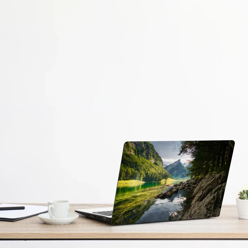 Laptop-Aufkleber ruhiger bergsee mit spiegelungen im wald
