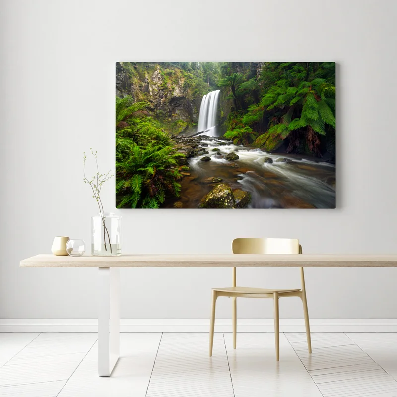 Leinwandbild üppiger wasserfall im farnwald Leinwandbild üppiger wasserfall im farnwald