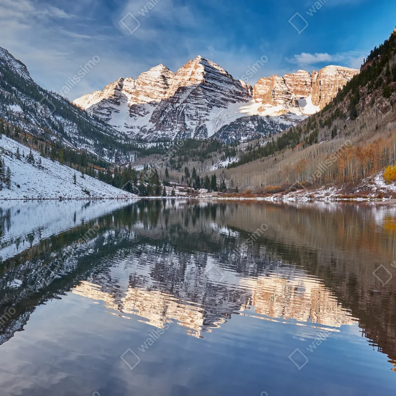 Leinwandbild ruhiger alpensee, der schneebedeckte gipfel und bunte herbstbäume spiegelt Leinwandbild ruhiger alpensee, der schneebedeckte gipfel und bunte herbstbäume spiegelt
