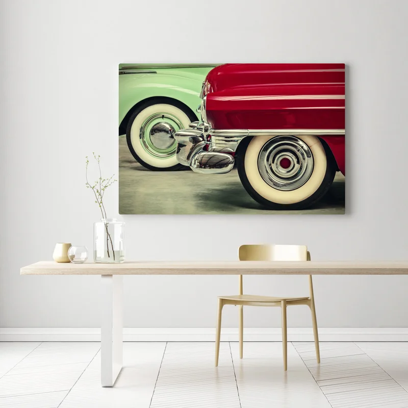Leinwandbild nahaufnahme klassischer autos in rot und mint Leinwandbild nahaufnahme klassischer autos in rot und mint